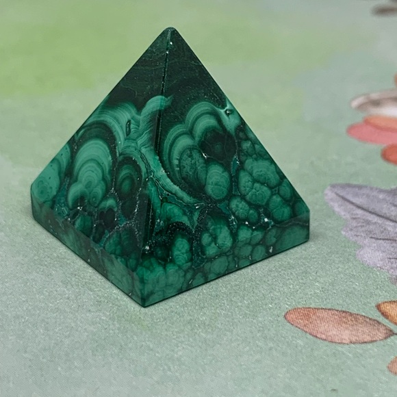 Malachite Pyramid - Picture 2 of 11